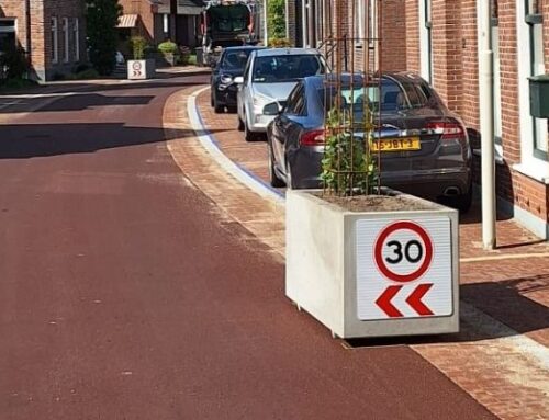 Verkeersremmende bloembakken op het Westeind in Papendrecht